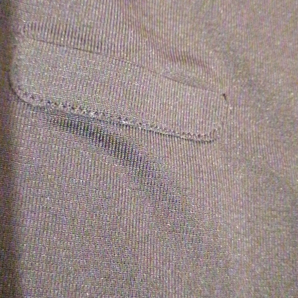 Lululemon in blk shirts - Picture 2 of 4